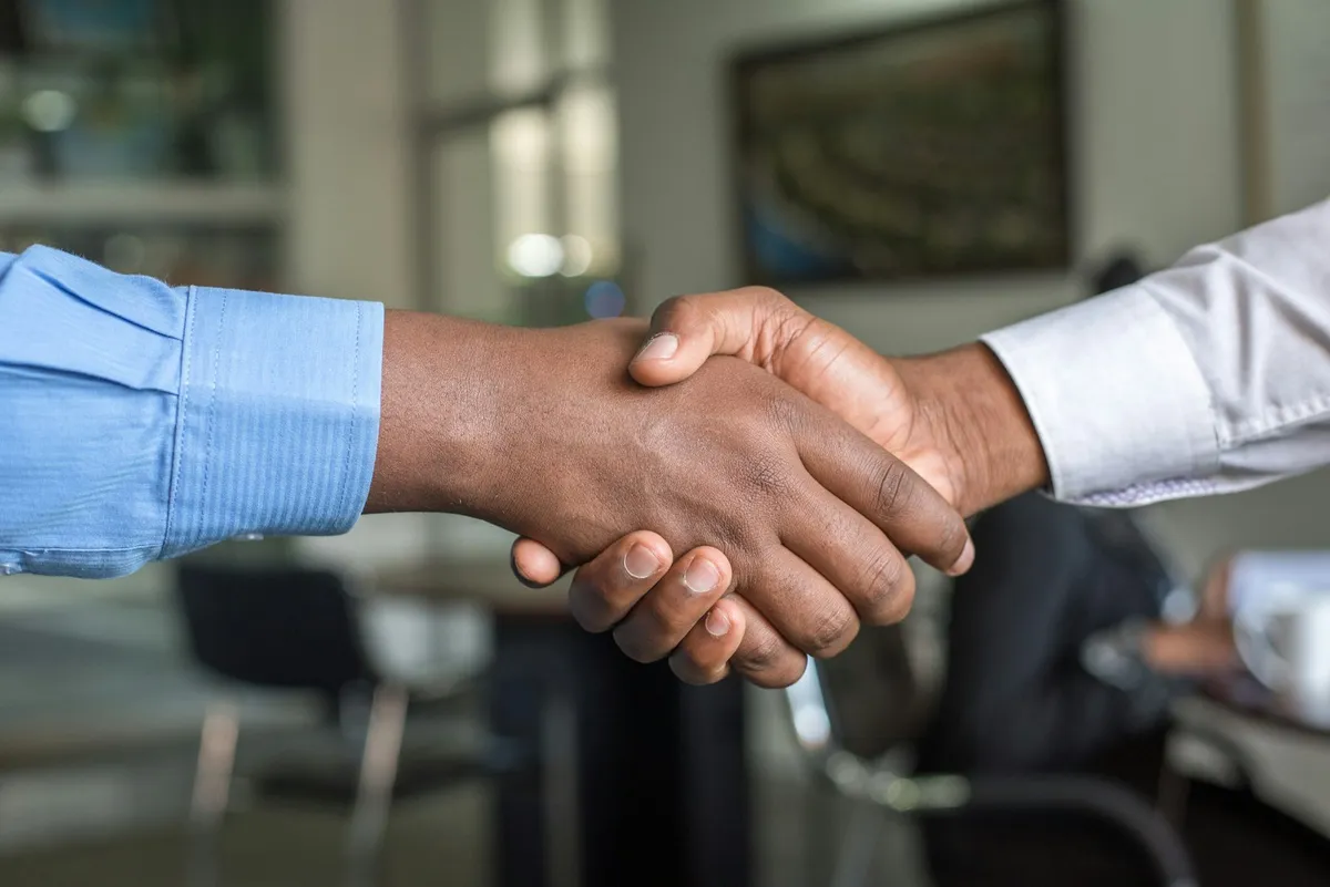 Contabil Gama Contline dand mana cu un client multumit dupa o consultanta